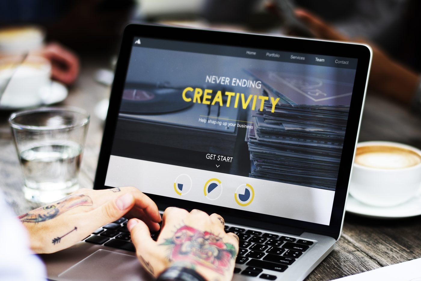 Site responsive deschis pe laptop